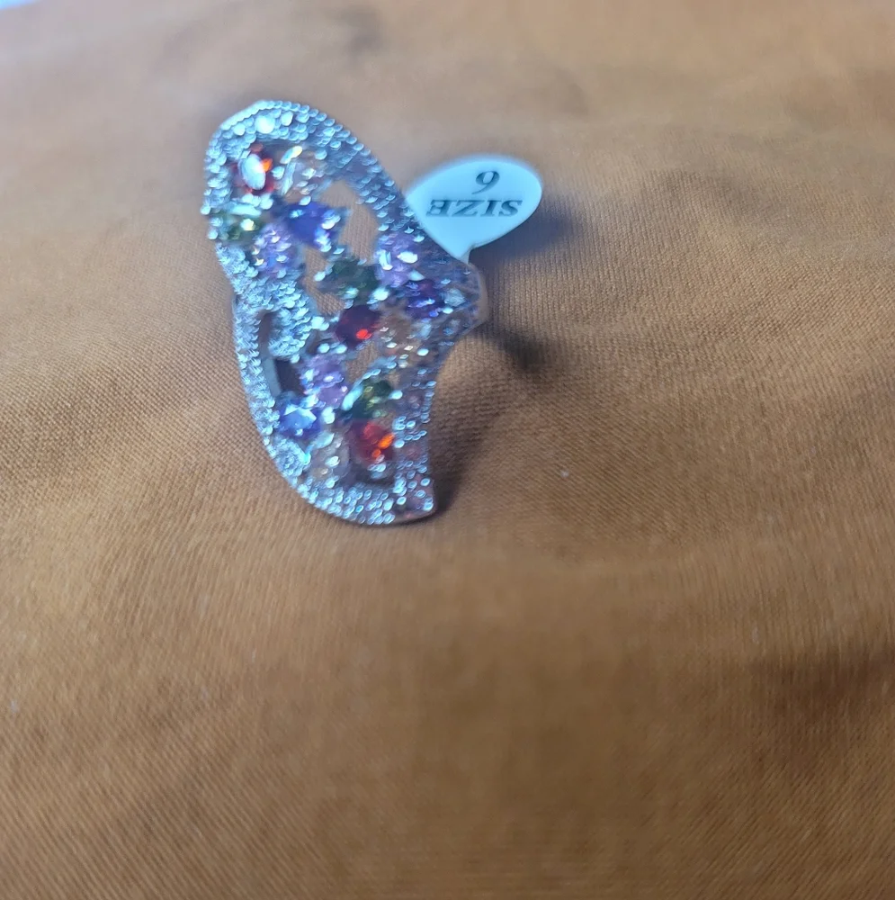 Elegant Silver Women's Ring with Crystal Accents - Picture 3 of 4
